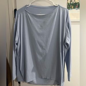Lululemon Back in Action long-sleeved shirt. Light blue, size 8.